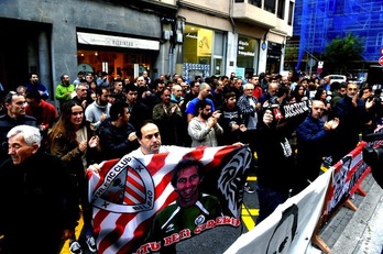 Concentración en apoyo a la familia Cabacas a las puertas del juzgado (Luis JAUREGIALTZO/FOKU)