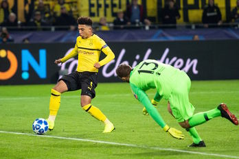 Jadon Sancho empuja a puerta vacía en la goleada del Borussia Dortmund sobre el Atlético de Madrid. (BERND THISSEN / AFP)