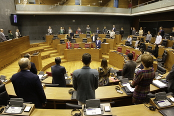Los parlamentarios en pie guardan un minuto de silencio por las víctimas de la violencia machista. (PARLAMENTO DE NAFARROA)
