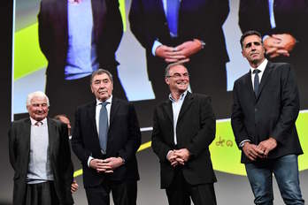 Poulidor y los pentacampeones Mercxk, Hinault e Indurain, en la presentación del Tour 2019. (Stephane DE SAKUTIN / AFP)