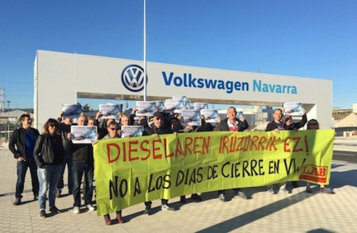 Concentración de LAB ante las instalaciones de Volkswagen Nafarroa. (LAB)