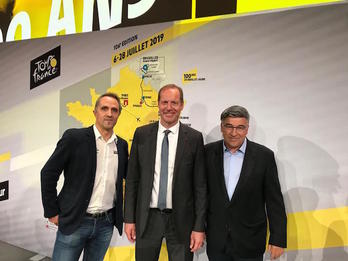 Responsables de Euskadi-Murias y del Tour, juntos en París. (@MuriasTeam)