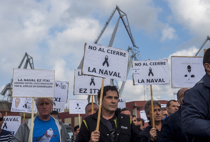 Trabajadores de La Naval, en una protesta ante las instalaciones del astillero. (Luis JAUREGIALTZO / FOKU)