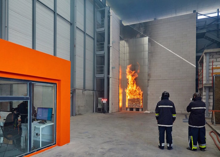 Demostración en el nuevo laboratorio para fuegos en fachadas. (@tecnalia)