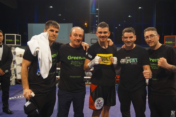 Jon Fernández, con su equipo en Getxo. (EUSKOBOX)