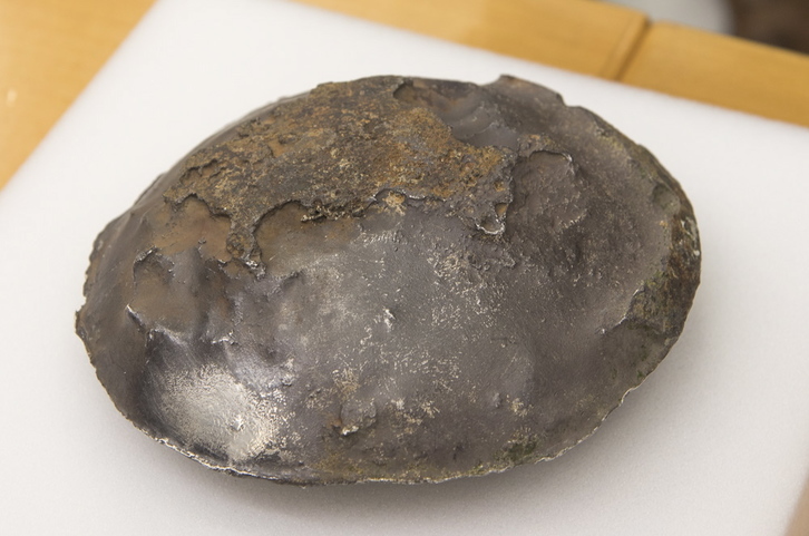 El lingote de plata del siglo XVI o XVII hallado en aguas de la bahía de Getaria. (Andoni CANELLADA / FOKU)
