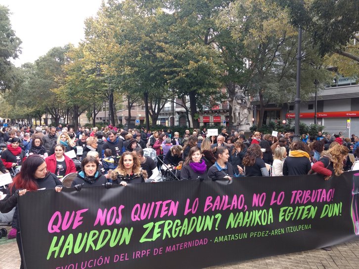 Imagen archivo de una concentración de las madres ante el Parlamento. (@aritzintxusta)