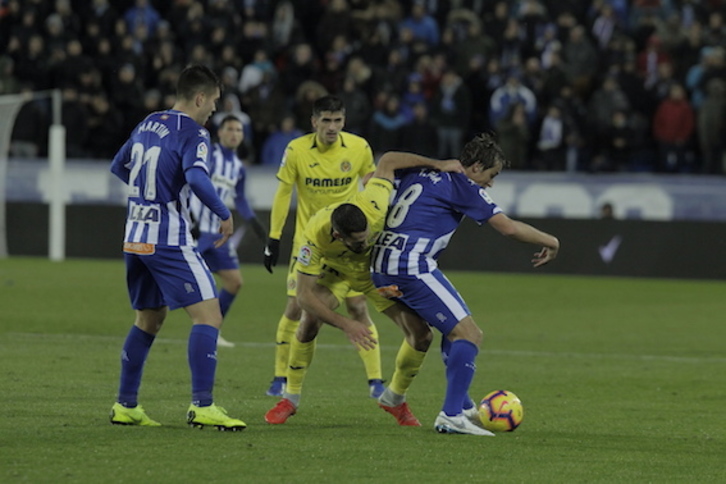 Bolada onean jarraitzen dute babazorroek. (Aritz LOIOLA/FOKU)