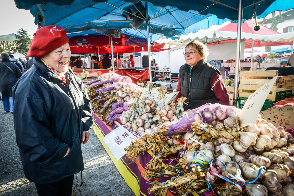Les participants ont pu découvrir les stands de producteurs de piments, de produits régionaux et d’artisanat d’art. ©IMIQUELESTORENA