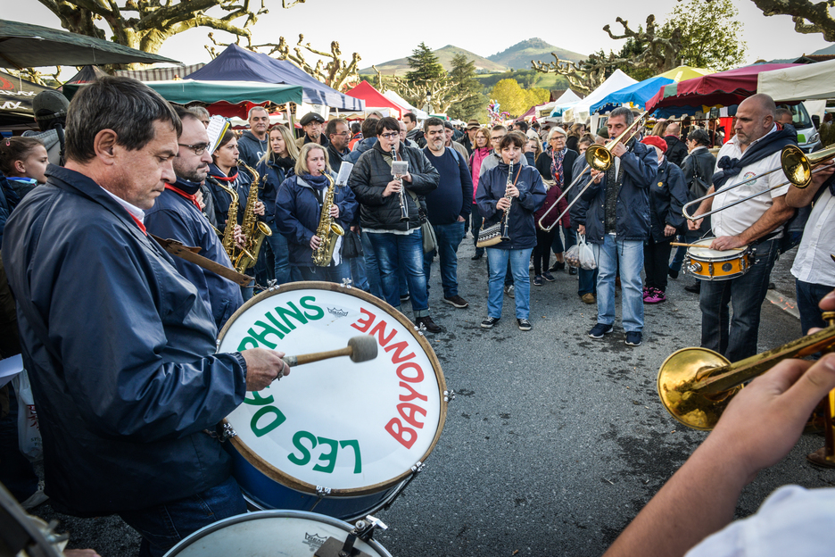 L’ambiance était à la fêtes grâce au son des différentes bandas qui sillonnaient les rues d’Espelette. ©IMIQUELESTORENA