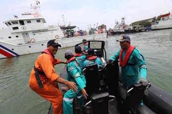 Miembros de los equipos de rescate salen para las labores de búsqueda. (Resmi MALAU/AFP)
