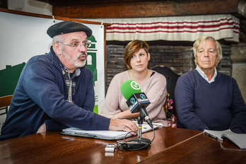 Felipe Aramendi, Marina Ollivon et Patrick Dussossoy lors de la présentation organisée à Urrugne. ©Isabelle Miquelestorena 