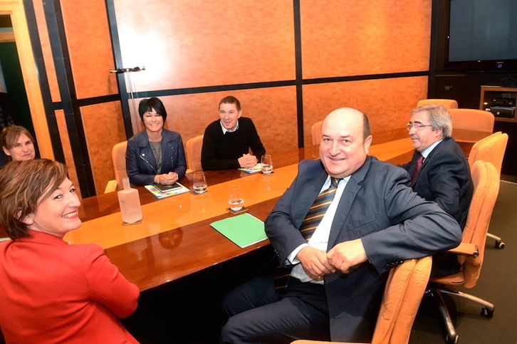 La delegación jeltzale, en primer plano, en su reunión con EH Bildu. (FOKU)