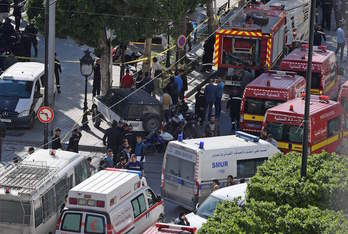 Erasoa Tuniseko erdiguneko etorbide batean izan da. (Fethi BELAID/AFP)