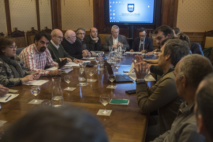 Asamblea extraordinaria de GHK celebrada este lunes en la Diputación de Gipuzkoa. (Jon URBE / FOKU)