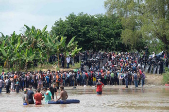 La caravana de migrantes, cruzando el río Suchiate entre Guatemala y México. (Johan ORDOÑEZ / AFP)