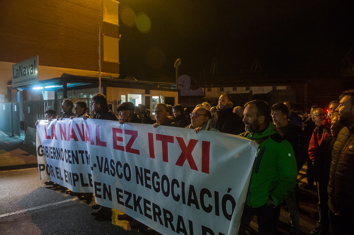 Los trabajadores de la Naval de Sestao se han concentrado ante el Astillero. (Luis JAUREGIALTZO / FOKU)