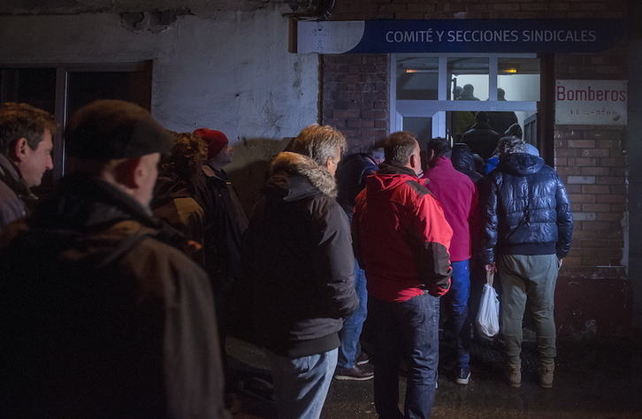 Los trabajadores de La Naval han pasado la noche encerrados en instalaciones del astillero. (Luis JAUREGIALTZO / FOKU)