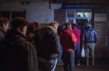Los trabajadores de La Naval han pasado la noche encerrados en instalaciones del astillero. (Luis JAUREGIALTZO / FOKU)