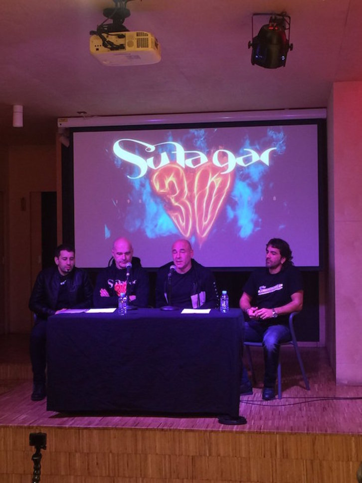 Su Ta Garreko taldekideak, kontzertu biraren aurkezpenean. (@HamaikaTb)