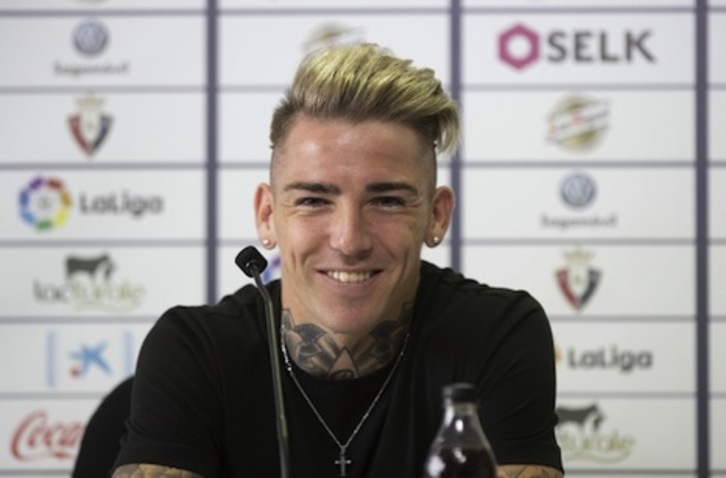 Brandon posa sonriente durante su comparecencia ante los medios en Taxoare. (OSASUNA)