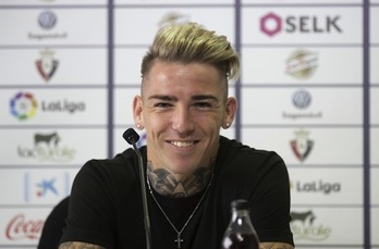 Brandon posa sonriente durante su comparecencia ante los medios en Taxoare. (OSASUNA)