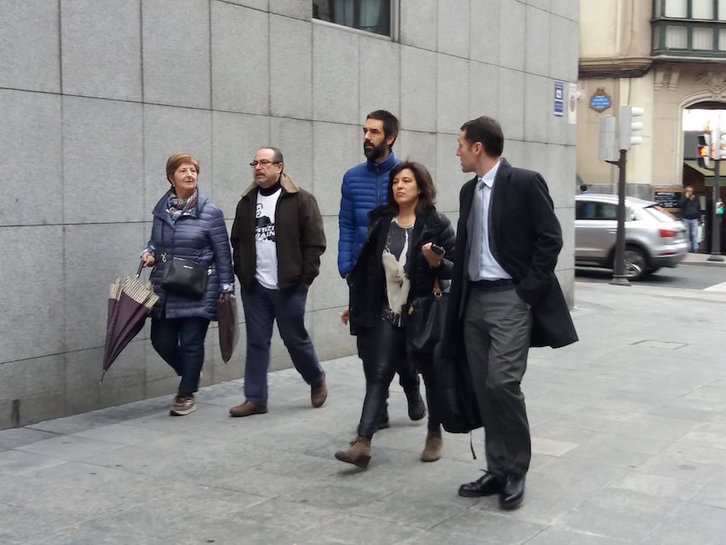 El padre y la madre de Iñigo Cabacas y su abogada se dirigen al juicio hoy. (@goikodeustu)