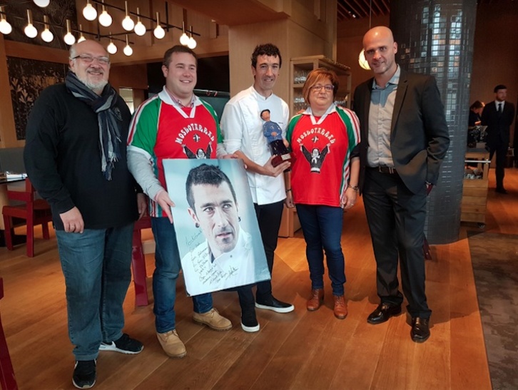 Entrega del premio ‘Manda Huevos’ 2018 a Eneko Atxa. (MOSKOTARRAK KONPARTSA)