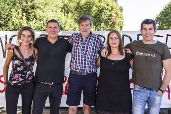 Zabaleta, Otegi, Díez, Jacinto y Rodríguez en agosto pasado, cuando el ex secretario general de LAB salió de prisión. (Aritz LOIOLA/FOKU)