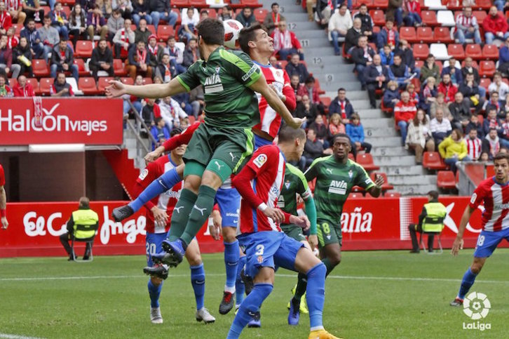 Momento del partido entre el Sporting y el Eibar. (@SDEibar)