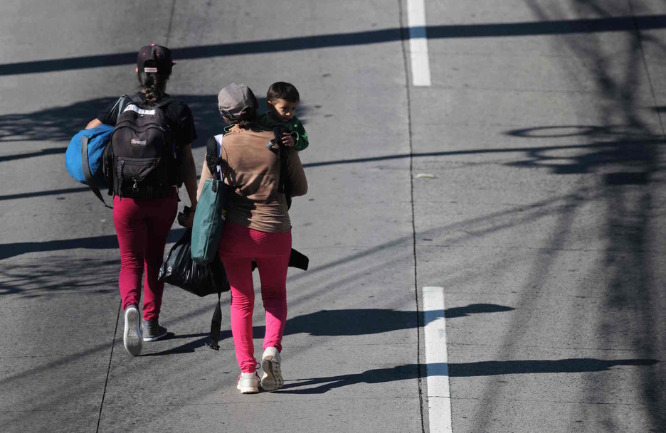 Dos migrantes en la caravana que partió de San Salvador. (Marvin RECINOS/AFP)