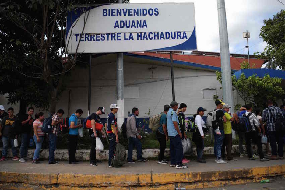 Migrantes salvadoreños en la aduana de La Hachadura. (Marvin RECINOS/AFP) 