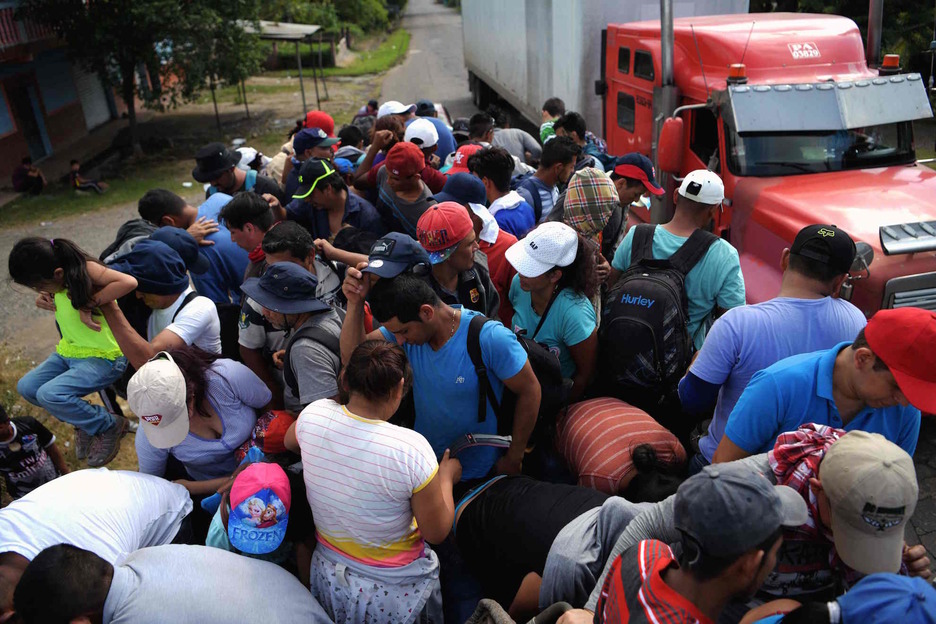 Los migrantes salvadoreños tras desembarcar de un camión en Sonsonate.  (Marvin RECINOS/AFP)