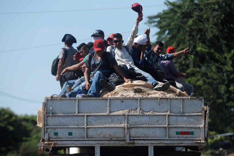Un grupo de migrantes, a bordo de un camión.  (Marvin RECINOS/AFP)