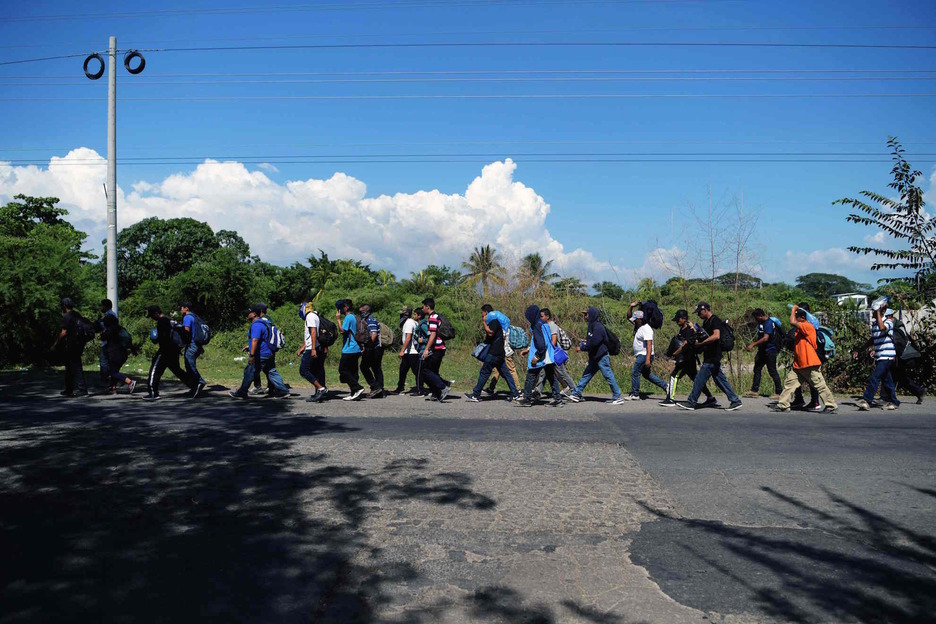Salvadoreños caminan en La Hachadura. (Marvin RECINOS/AFP)