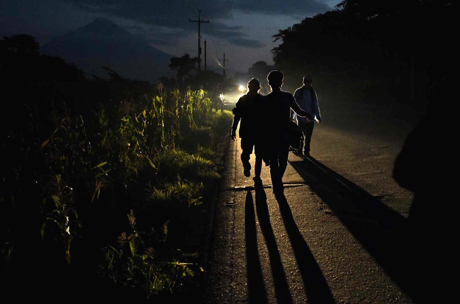 Caminando de noche en Escuintla, Guatemala. (Marvin RECINOS/AFP)