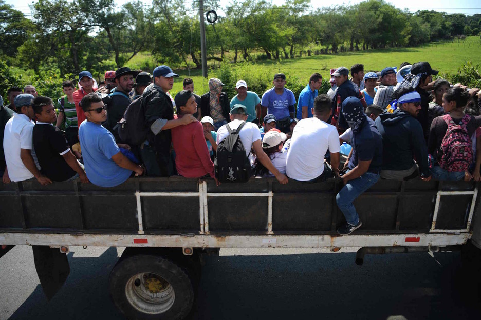 Migrantes salvadoreños a bordo de un camión en Sonsonate. (Marvin RECINOS/AFP)