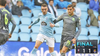 Theo disputa el balón a un jugador del Celta. (@RCCelta)