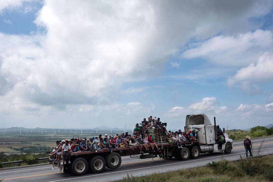 Un grupo de migrantes se dirige hacia La Ventosa, en Oaxaca. (Guillermo ARIAS/AFP)