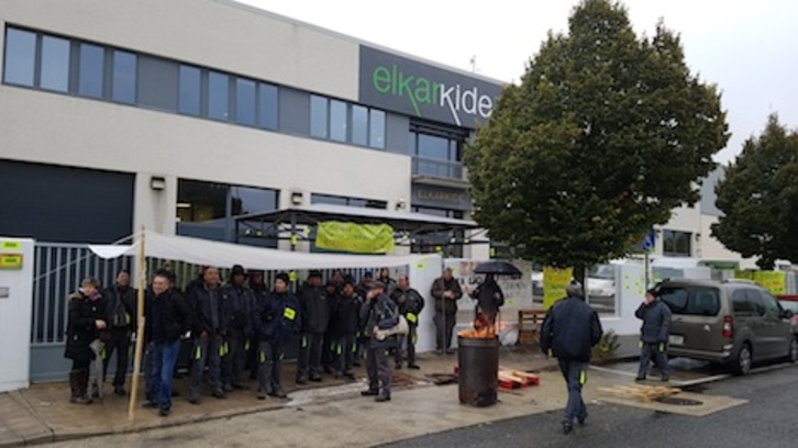 Trabajadores de Elkarkide concentrados ante la sede de la empresa. (LAB)