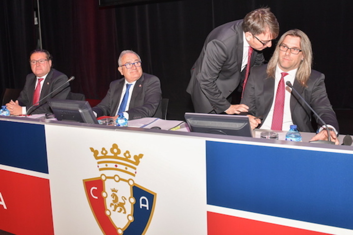 La directiva de Osasuna, durante la asamblea. (Idoia ZABALETA/FOKU)