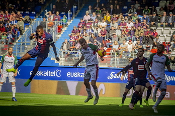 Los armeros han sellado la victoria en el descuento. (Jaizki FONTANEDA/FOKU)