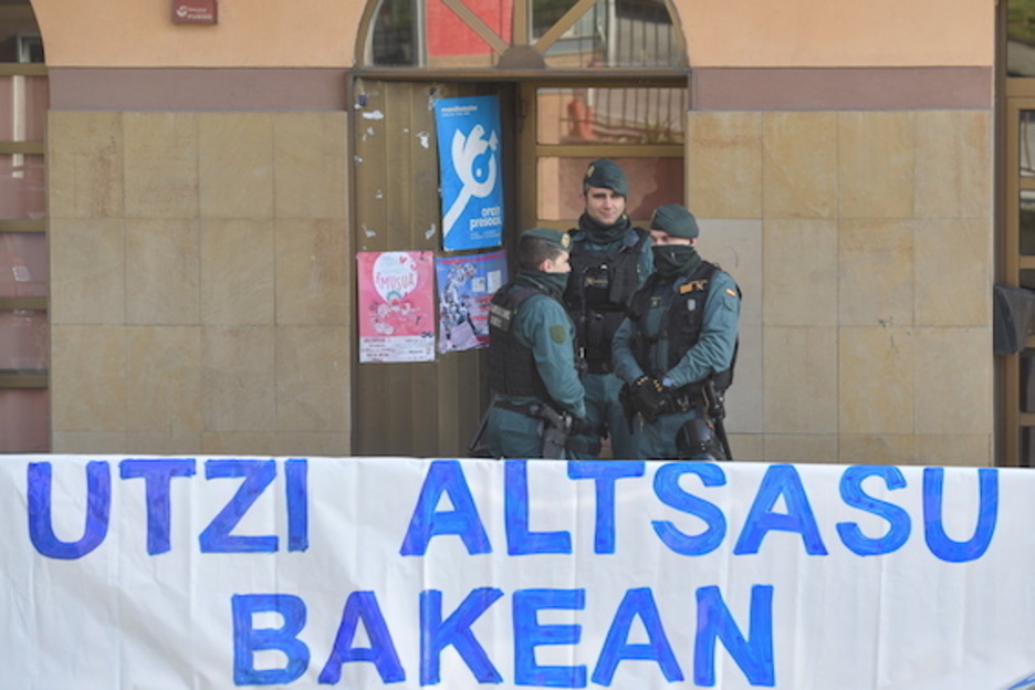 Guardia Zibilak Foruen plaza hartu du Ciudadanosen ekitaldia babestuz. (Idoia ZABALETA/FOKU)