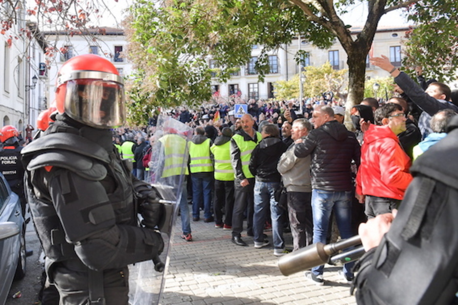 Polizia eta protesta egitera hurbildu direnen artean, herritar talde bat kokatu da egoera baretzeko. (Idoia ZABALETA/FOKU) Polizia eta protesta egitera hurbildu direnen artean, herritar talde bat kokatu da egoera baretzeko. (Idoia ZABALETA/FOKU)