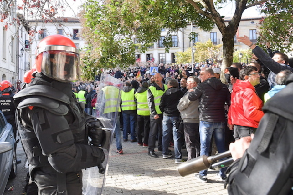 Polizia eta protesta egitera hurbildu direnen artean, herritar talde bat kokatu da egoera baretzeko. (Idoia ZABALETA/FOKU)