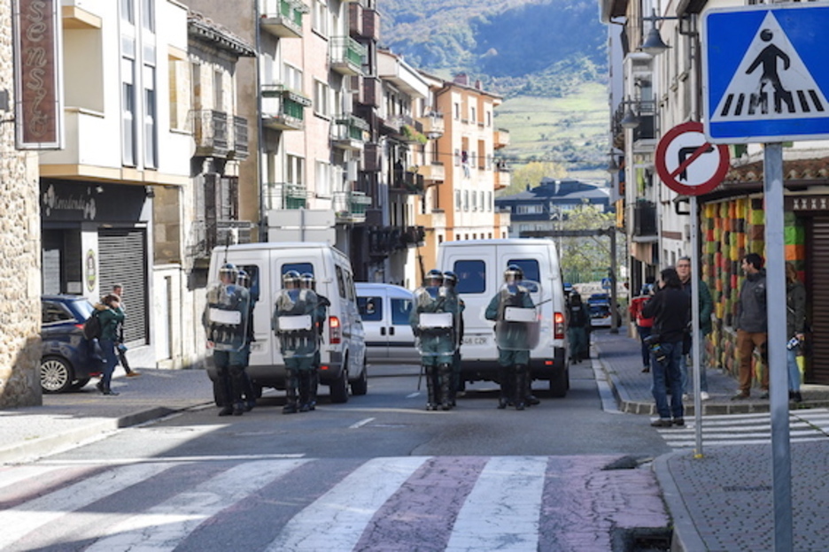 Ikaragarria izan da presentzia poliziala Altsasun. (Idoia ZABALETA/FOKU) Ikaragarria izan da presentzia poliziala Altsasun. (Idoia ZABALETA/FOKU)
