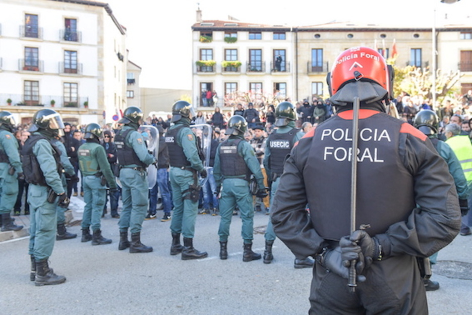 Foralak eta Guardia Zibila aritu dira Foruen Plaza zaintzen. (Idoia ZABALETA/FOKU) Foralak eta Guardia Zibila aritu dira Foruen Plaza zaintzen. (Idoia ZABALETA/FOKU)