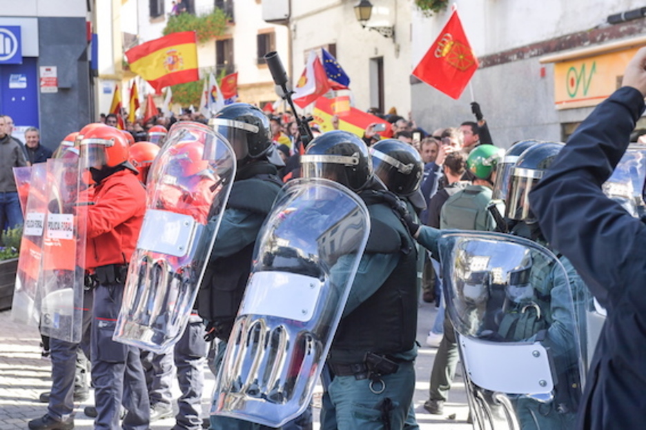 Rivera eta enparauek Altsasu utzi dutenean sortu dira tentsio une handienak. (Idoia ZABALETA/FOKU) Rivera eta enparauek Altsasu utzi dutenean sortu dira tentsio une handienak. (Idoia ZABALETA/FOKU)