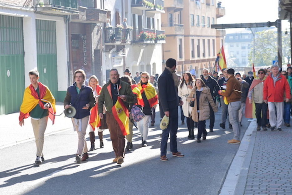 Kanpotik, autobusetan, iritsi dira Altsasura Ciudadanosen agerraldira gerturatu diren gehienak. (Idoia ZABALETA/FOKU) Kanpotik, autobusetan, iritsi dira Altsasura Ciudadanosen agerraldira gerturatu diren gehienak. (Idoia ZABALETA/FOKU)