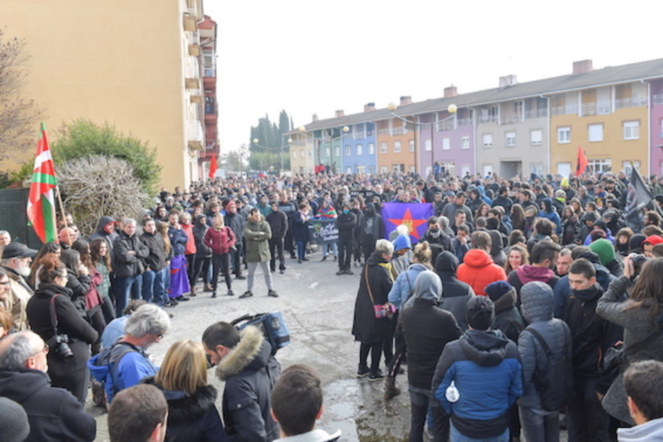 Jendetza elkartu da ere deialdi antifaxistari erantzunez. (Idoia ZABALETA/FOKU) Jendetza elkartu da ere deialdi antifaxistari erantzunez. (Idoia ZABALETA/FOKU)